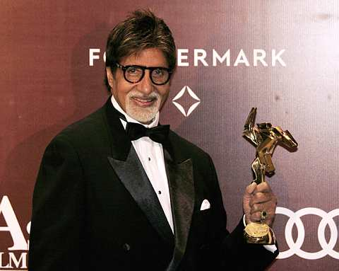 Amitabh Bachchan bersama trofi Anugerah Pencapaian Seumur Hidup yang diterimanya di Anugerah Filem Asia di Hong Kong, baru-baru ini. - Foto REUTERS