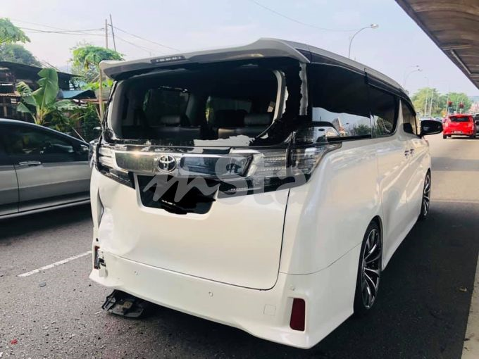 Berapa Kali Dia Nak Kena Marah Vellfire Remuk Dihentam Pemiliknya Ada Alasan Sendiri Ajak Pemandu Lori Lepak Mamak Viral Mstar