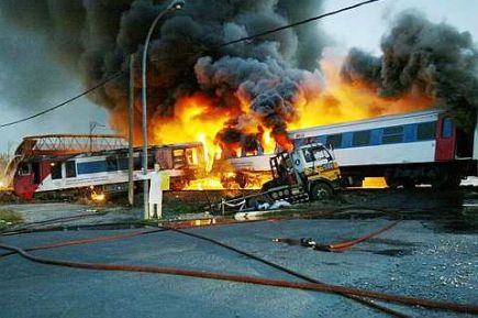 Sembilan cedera dalam letupan besar akibat pelanggaran antara kereta api dengan sebuah lori tangki minyak di hadapan Lapangan Terbang Antarabangsa Kota Kinabalu petang Isnin. 