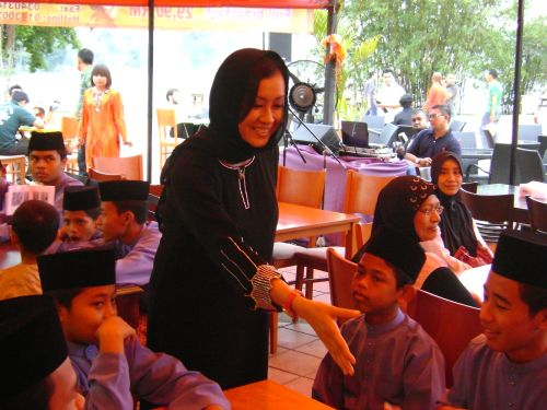 DJ Lin beramah mesra dengan anak-anak yatim.