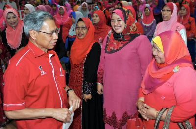 Mustapa Mohamed (kiri) beramah mesra dengan anggota parti ketika hadir pada Perhimpunan Barisan Kepimpinan Baru Umno Bahagian di Dewan Bangunan Umno Negeri di Kota Bharu pada Selasa. Foto BERNAMA