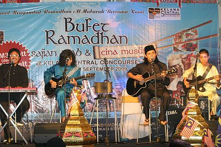 Noh Hujan (dua dari kanan) ketika melakukan persembahan di Kelana Sentral, Kelana Jaya. -foto Utusan