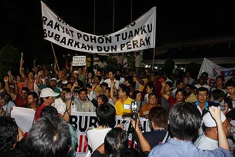 PENYOKONG Datuk Seri Mohammad Nizar Jamaluddin hadir di ceramah khas di kediaman rasmi Menteri Besar malam ini.