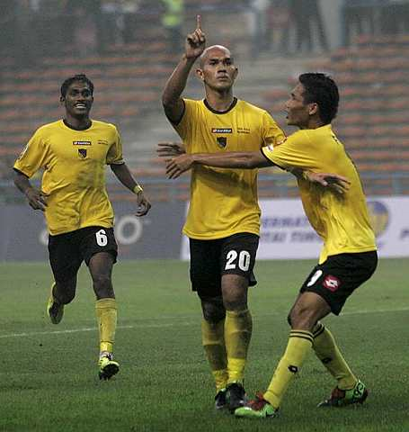 Hairuddin (tengah) menjaringkan gol kemenangan buat Negeri Sembilan.Foto: Fazry Ismail/ THE STAR 
