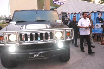 Santhara menggunakan Hummer untuk bergerak semasa berkempen.