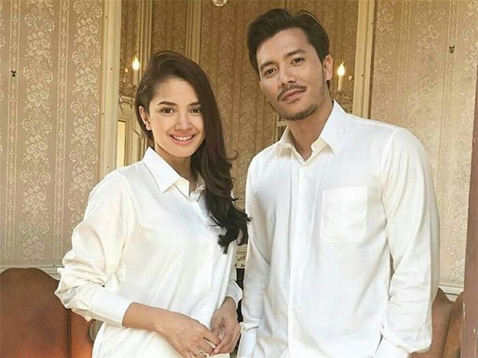 dia isteri luar biasa kepala bergetar