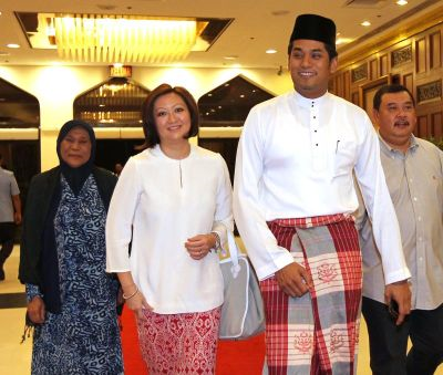 Khairy bersama isteri Nori Abdullah (dua, kiri) dan ibu, Datuk Rahmah Abdul Hamid (kiri). Foto GLENN GUAN / THE STAR
