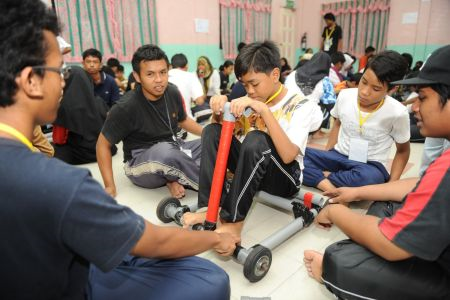 Antara aktiviti menarik dalam program Kem Remaja anjuran TV3 yang telah berlangsung selama tiga hari di Kem Remaja ini ialah Jungle Survival, Management Game, Corporate War Game, Flying Fox dan juga taklimat daripada fasilitator berpengalaman, Fua’ad Rahman. 