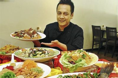 Chef Zulkefli menunjukkan hidangan sempena makan malam Tahun Baru Cina.