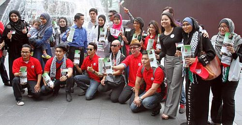 Sebahagian daripada 20 artis yang terlibat dalam kutipan derma di sekitar Bukit Bintang, Kuala Lumpur pada Rabu sebagai sokongan kepada rakyat Palestin.