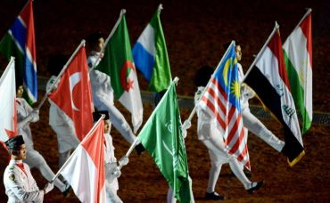 Bendera Malaysia bersama bendera negara yang bertanding diarak masuk ke Stadium Sriwijaya pada majlis penutup Sukan Perpaduan Islam ke-3 pada Selasa. Foto:BERNAMA