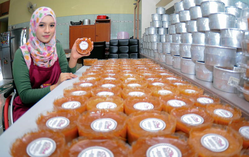 Gadis Melayu OKU Terima 4,000 Tempahan Kuih Bakul - Semasa 