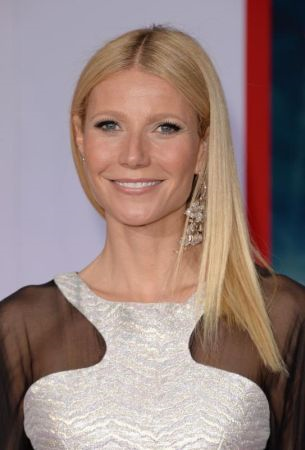 Gwyneth menerima kritikan apabila dipilih sebagai wanita tercantik 2013 oleh majalah People. 