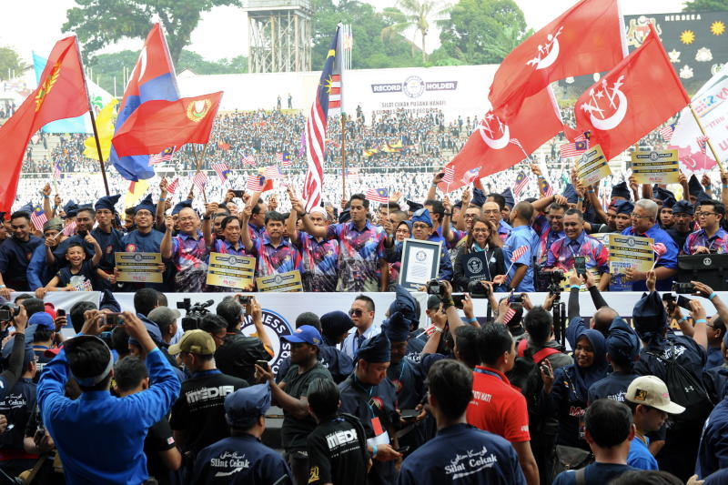 Silat Cekak Pusaka Hanafi Cipta Guinness World Records Semasa Mstar