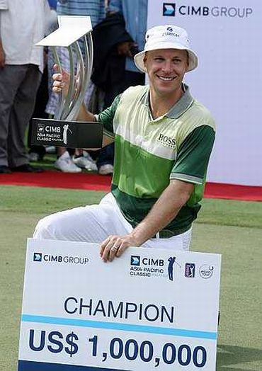 Crane bersama hadiah yang dimenangi setelah bergelar juara Kejohanan Golf CIMB Asia Pasific Malaysia, Ahad. Foto: S.S.KANESAN/ The Star