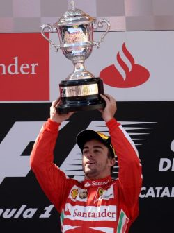 Alonso menjulang trofi selepas muncul juara Grand Prix Sepanyol.