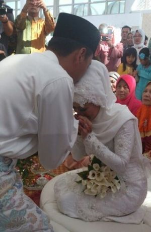  Saiful Bukhari mencium dahi isterinya Nik Suryani pada majlis batal air sembahyang sebaik selepasi upacara akad nikah