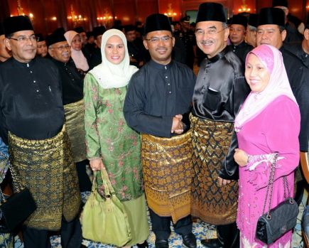 ADUN Sungai Udang Datuk Idris Haron menerima ucapan tahniah oleh mantan Ketua Menteri Datuk Seri Mohd Ali Rustam selepas Istiadat Mengangkat Sumpah Jawatan Ketua Menteri Melaka Ke-10 di Pejabat Yang Dipertua Negeri di Ayer Keroh di Melaka pada Selasa.  Turut kelihatan isteri Idris, Datin Fadilah Abdullah dan isteri Mohd Ali, Datin Seri Asmah Abdul Rahman (kanan). -Foto BERNAMA