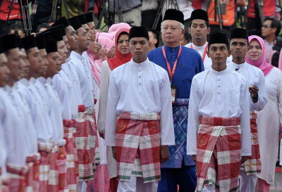 Presiden Umno, Datuk Seri Najib Tun Razak memeriksa perbarisan yang terdiri daripada tiga sayap Umno iaitu Pergerakan Wanita, Pemuda dan Puteri sempena perasmian Perhimpunan Agung Umno 2012 di Pusat Dagangan Dunia Putra (PWTC). Turut kelihatan, Ketua Pergerakan Wanita Umno, Datuk Seri Shahrizat Abdul Jalil (kiri), Ketua Pergerakan Pemuda Umno, Khairy Jamaluddin dan Ketua Puteri Umno, Datuk Rosnah Abdul Rashid Shirlin (kanan). -fotoBERNAMA 