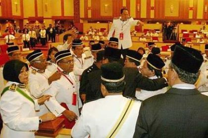 AHLI Dewan Undangan Negeri dari Pakatan Rakyat, Loke Chee Yan berdiri di atas meja di tengah-tengah kekecohan yang tercetus d sidang DUN Perak --fotoTHE STAR oleh SAIFUL BAHRI 