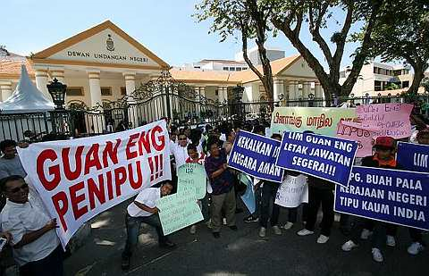 Sebahagian daripada kira-kira 100 penyokong Barisan Nasional (BN) menyertai demonstrasi aman di hadapan bangunan Dewan Undangan Negeri (DUN) tempat berlangsungnya mesyuarat ketiga bagi penggal kedua DUN di sini, hari ini. Mereka turut membakar dan memijak gambar Guan Eng sebagai demontrasi membantah pemerintahan Pakatan Rakyat di negeri itu.-Foto BERNAMA. 