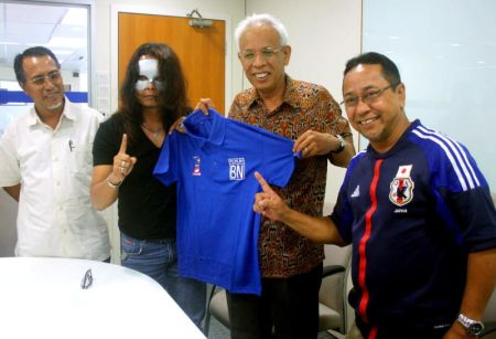 Pengarah Jentera Pilihan Raya BN Johor Baharu, Tan Sri Shahrir Abdul Samad (tengah) menyerahkan kemeja T Bandi Amuk (dua, kiri) dan Ayai Ilusi (kanan) yang menawarkan diri secara sukarela untuk menjadi Duta Kempen Pilihan Raya Umum Ke-13 (PRU13) BN Parlimen Johor Baharu ketika sidang media di sini hari ini. - fotoBERNAMA 