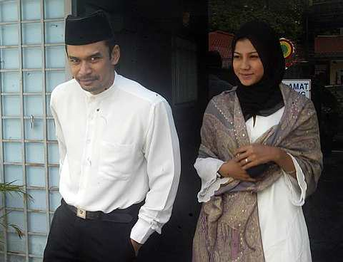 Norman dan Memey keluar dari mahkamah ketika perbicaraan ditangguhkan 15 minit. - Foto THE STAR Oleh M.AZHAR ARIF