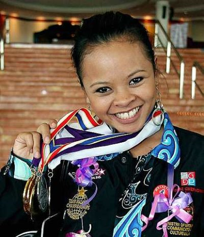 Siti Sarah Raisuddin berjaya membuktikan bakatnya di pentas dunia setelah berjaya mengondol empat pingat emas di Pertandingan Seni Persembahan Dunia (WCPA), yang diadakan di Hollywood, Los Angeles, Amerika Syarikat pada 11 hingga 19 Julai lepas. - foto THE STAR oleh RICKY LAI