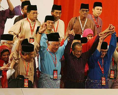 IKTIRAF BARISAN KEPIMPINAN BARU UMNO..Bekas Perdana Menteri, Tun Dr Mahathir Mohamad, mengiktiraf barisan kepimpinan Umno yang baru dipilih. Foto THE STAR Oleh KAMARUL ARIFFIN.