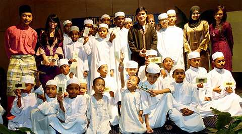 Shahir bersama-sama sebahagian anak-anak yatim dari Rumah Anak Yatim Baitul Ehsan, Taman Maluri, Cheras dan selebriti yang hadir. - Foto oleh SHAARI CHE MAT