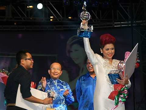 Datuk Seri Dr Rais Yatim (dua, kiri) memberi tepukan kepada penyanyi baru, Alyah (kanan) yang muncul juara GAH1 sempena Malam Kemuncak GAH1 di Surf Beach Sunway Lagoon, malam tadi. Turut kelihatan ialah Ajai (kiri) yang merupakan pencipta lagu Tak Mungkin Kerana Sayang - Foto BERNAMA