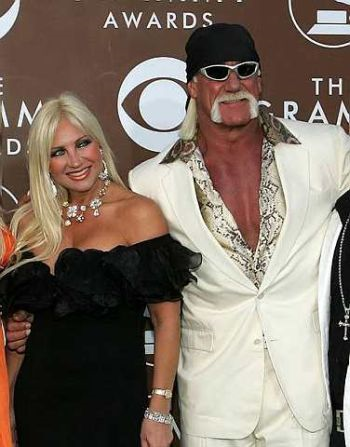 Hulk Hogen dan isterinya Linda tiba di anugerah Grammy yang ke-48 di Los Angeles. foto-REUTERS
 