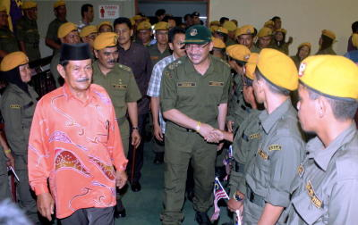 Menteri Dalam Negeri Datuk Seri Hishammudin Tun Hussein bersalaman dengan anggota Ikatan Relawan Rakyat Malaysia (Rela) sebaik tiba di Majlis RELA bersama Pemimpin di Dewan Pak Musa, Beaufort, Sabah, Ahad. -fotoBERNAMA 