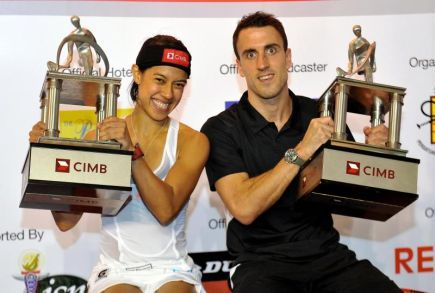 Ratu skuasy negara, Datuk Nicol Ann David (kiri) bersama pemain lelaki skuasy dari England, Peter Barker (kanan) menjulang piala kemenangan selepas menjuarai bagi kategori wanita dan lelaki Kejohanan Skuasy Terbuka CIMB 2013 di Kuala Lumpur pada Ahad. -Foto BERNAMA