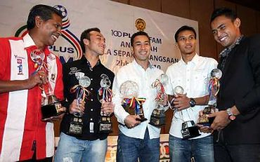 Barisan pemenang Anugerah Bola Sepak Kebangsaan 100Plus/FAM 2010, dari kiri B.Sathianathan, Khairul Fahmi Che Mat , Norsharul Idlan Talaha , Baddrol Bakhtiar dan Mohd Aidil Zafuan Abdul Razak. Foto: S.S.KANESAN/The Star 