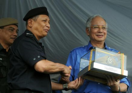 Perdana Menteri Datuk Seri Najib Tun Razak menerima anugerah 'Beret Kehormat 69 Komando' daripada Ketua Polis Negara Tan Sri Ismail Omar pada Majlis Ramah Mesra Bersama Anggota Keselamatan di Markas Briged Utara (PGA) Hulu Kinta di Ipoh pada Jumaat.
-Foto BERNAMA