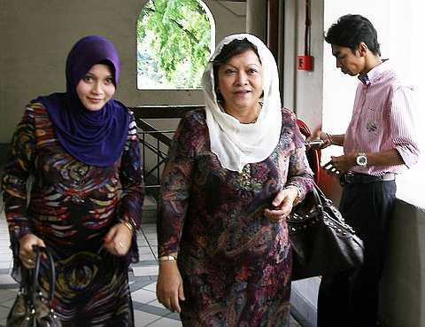 Anne Ngasri disahkan bercerai talak tiga dengan suaminya, Abdul Wafi Hassan (kanan) di Mahkamah Rendah Syariah Kuala Lumpur hari ini - Foto oleh IQMAL HAQIM ROSMAN.