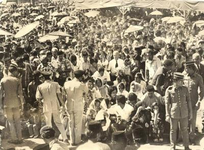 Gambar fail menunjukkan orang ramai menghadiri pengebumian 93 penumpang dan tujuh orang anak kapal terbunuh apabila pesawat Syarikat Penerbangan Malaysia terhempas di Tanjung Kupang, Johor pada 4 Disember 1977.  