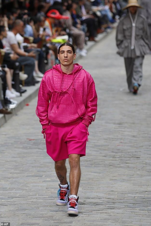 Bellerin ubah angin ke pentas peragaan, kacak berbaju merah jambu