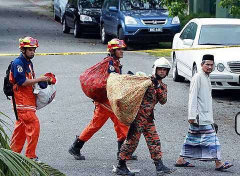 PINDAH... Anggota pasukan Bomba dan Penyelamat bersama anggota Pasukan Mencari dan Menyelamat Khas Malaysia membantu membawa keluar barangan milik penduduk yang diarahkan berpindah dari kawasan kejadian tanah runtuh di Taman Bukit Mewah dan Taman Bukit Utama di Bukit Antarabangsa, Hulu Klang dekat sini, hari ini. - fotoBERNAMA
