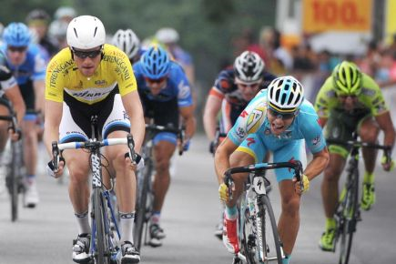 Pelumba Blanco Pro Cycling Team Theo Bos (kiri) melakukan pecutan terakhir sebelum menewaskan pesaingnya Pelumba Pasukan Astana Pro Team Andrea Guardini (kanan) ketika perlumbaan peringkat kedua Le Tour De Langkawi (LTdL) 2013 dari Serdang Kedah ke Kuala Kangsar sejauh 117.8 KM di Kuala Kangsar, Perak pada Jumaat. Bos berjaya menguasai jersi kuning pendahulu keseluruhan.  -Foto BERNAMA