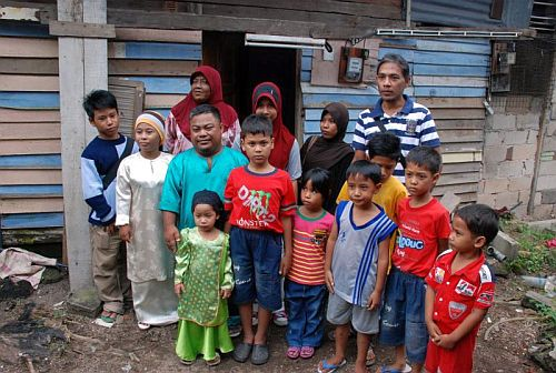 Keluarga ibrahim pendek berkongsi rumah usang ini sejak sekian lama.