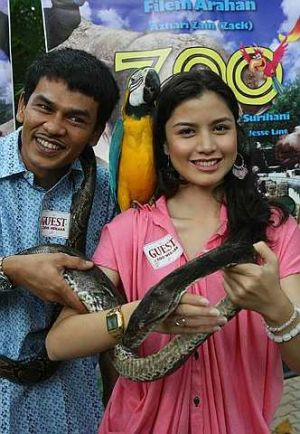 Lan Pet Pet (kiri) bersama-sama dengan Lisa Surihani bakal membintangi filem Zoo arahan Azhari Azain, terbitan Metrowealth. -foto THE STAR oleh ONG SOON HIN