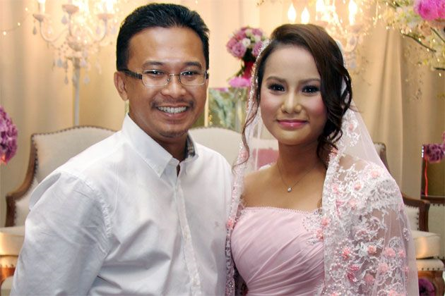 isteri pertama azmi hatta