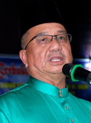  Datuk Seri Lajim Ukin