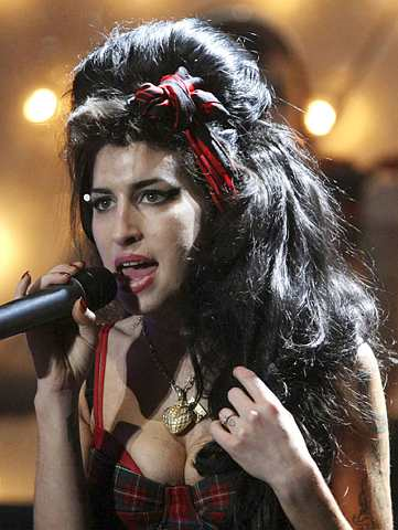 Amy Winehouse ketika membuat persembahan di London pada tahun 2008.- Foto AP