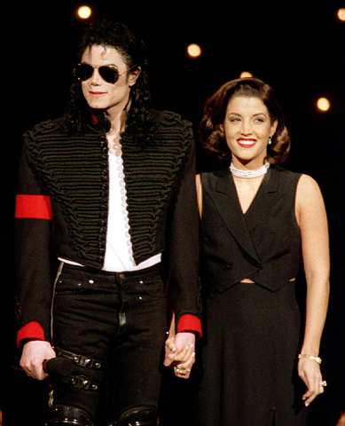 Michael Jackson (kiri) dan isteri, Lisa Marie Presley hadir ke The 11th Annual MTV Video Music Awards di Radio City Music Hall, New York pada 8 September, 1994. -foto REUTERS