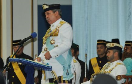 Sultan Johor Sultan Ibrahim Sultan Iskandar bertitah mengumumkan perubahan cuti hujung minggu Johor ditukar pada hari Jumaat dan Sabtu berkuatkuasa 1 Januari 2014 pada Majlis Pengurniaan Darjah dan Pingat sempena Ulangtahun Hari Keputeraan Sultan Johor Sultan Ibrahim Sultan Iskandar di Dewan Jubli Intan Sultan Ibrahim, Muar Johor pada Sabtu. Turut kelihatan Tunku Mahkota Johor Tunku Ismail Sultan Ibrahim (kanan).-Foto BERNAMA