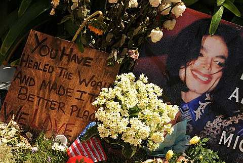 Antara mesej-mesej yang ditinggalkan para peminat Michael Jackson di luar pintu pagar rumah sewanya, 'Holmby Hills' di Los Angeles pada 2 Julai 2009. -foto AFP