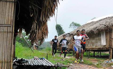 Sebahagian peserta sukan lasak Eco Challenge Gua Musang beraksi dalam acara larian merentasi sebuah perkampungan Orang Asli di Kuala Koh di sini, baru-baru ini.-Foto BERNAMA